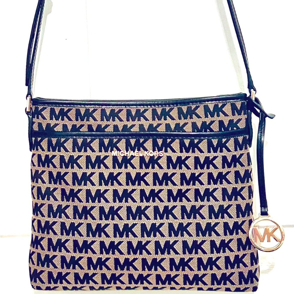 **Authentic** Michael Kors Purse
